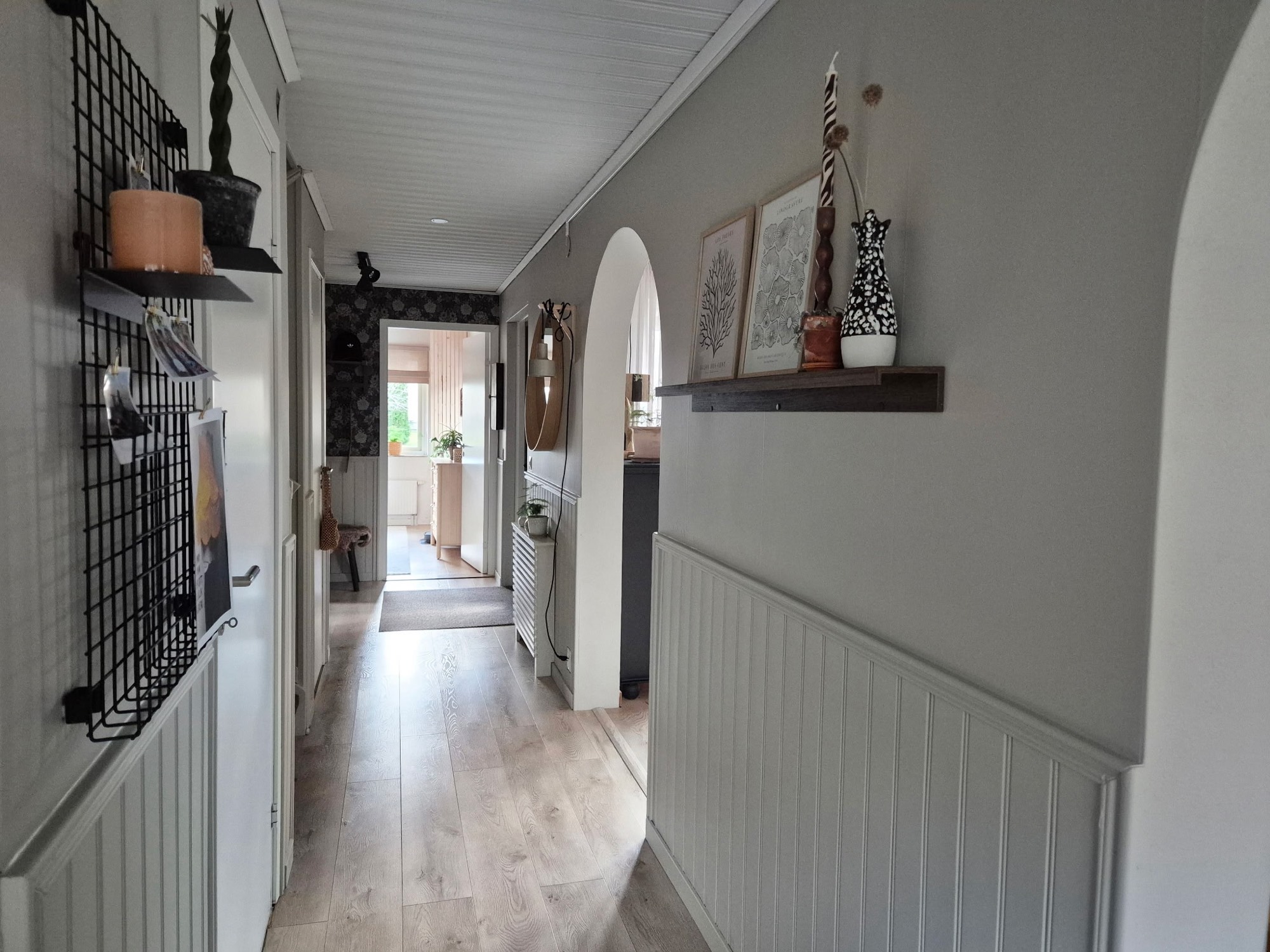 Nymålad hall med pärlspont och ljusgrå väggar